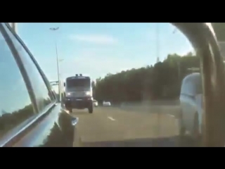 Дакаровский КАМАЗ на скорости в 180км_ч обгоняет иномарку на трассе