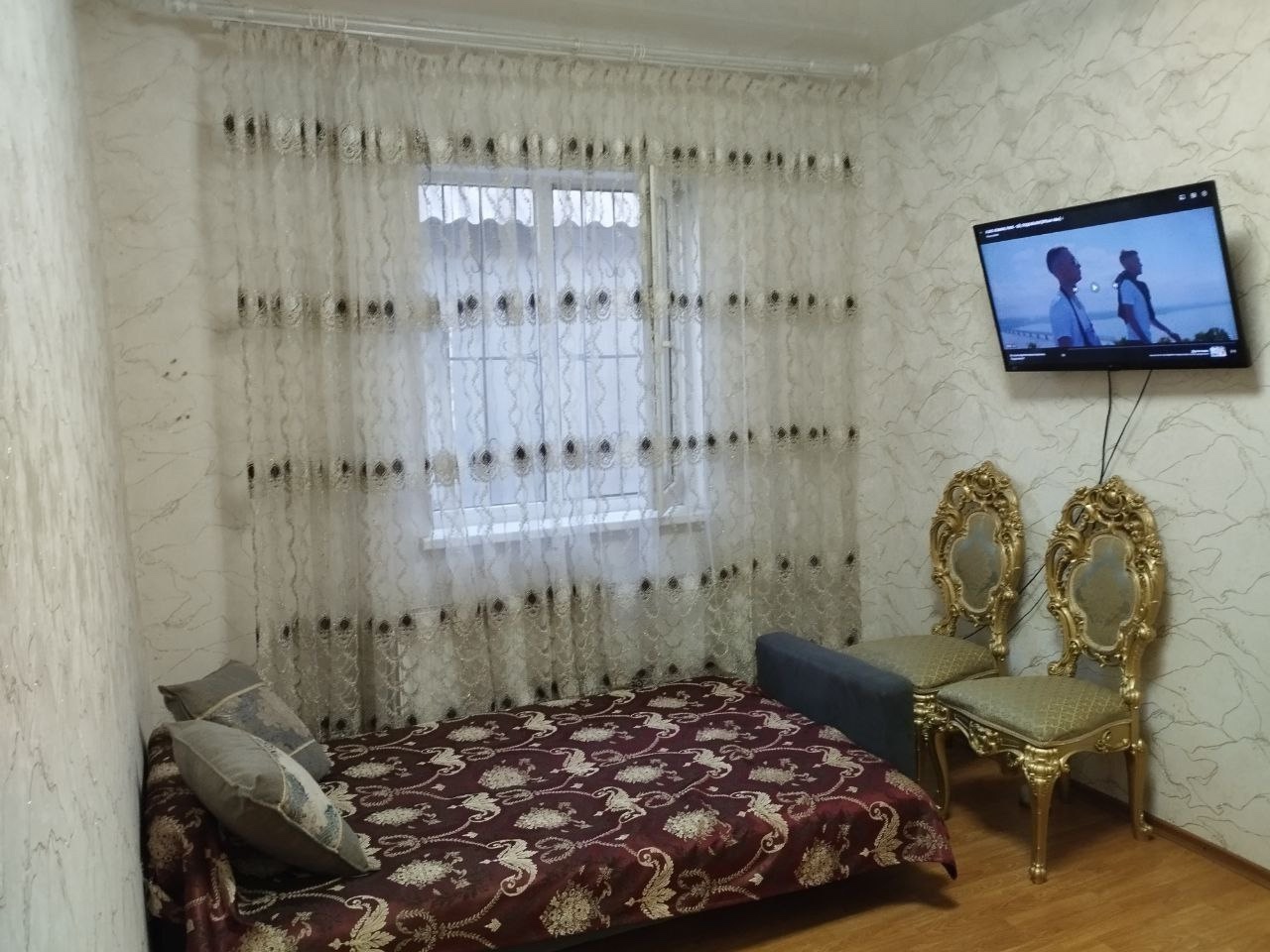 СОБСТВЕННИК продам дом 3 команаты об.п 87.8м улице крупской центре станице Луганской со всеми удобствами с ремонтом двух контурный котёл кондиционер ворота на автомате гараж для авто цена 5.500 мл номер все вопросы телефона +79592143994_+79595019923/телеграмм...
