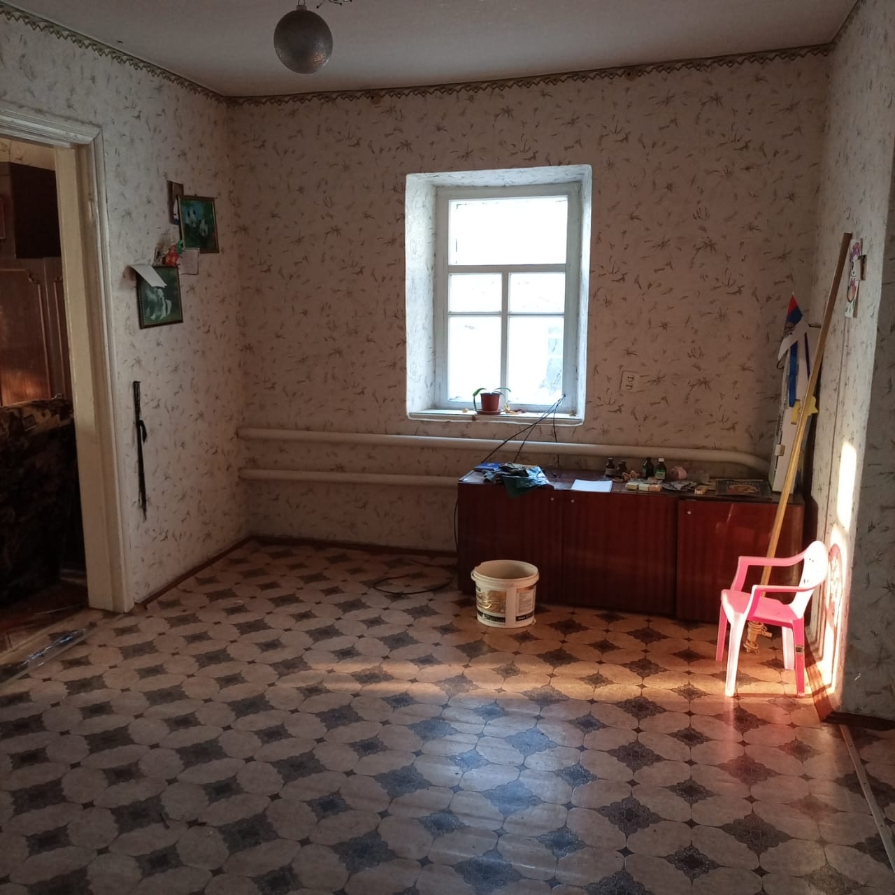 Продается дом в жилом состоянии. 1млн руб. 4 комнаты и кухня 80кв.м, 25 сот земли, гараж, флигель, скважина. Газифициррван с отоплением П Петровка 7км.от Алчевска Дорога сделана, ходит автобус. Все вопросы по телефону +79591797105...