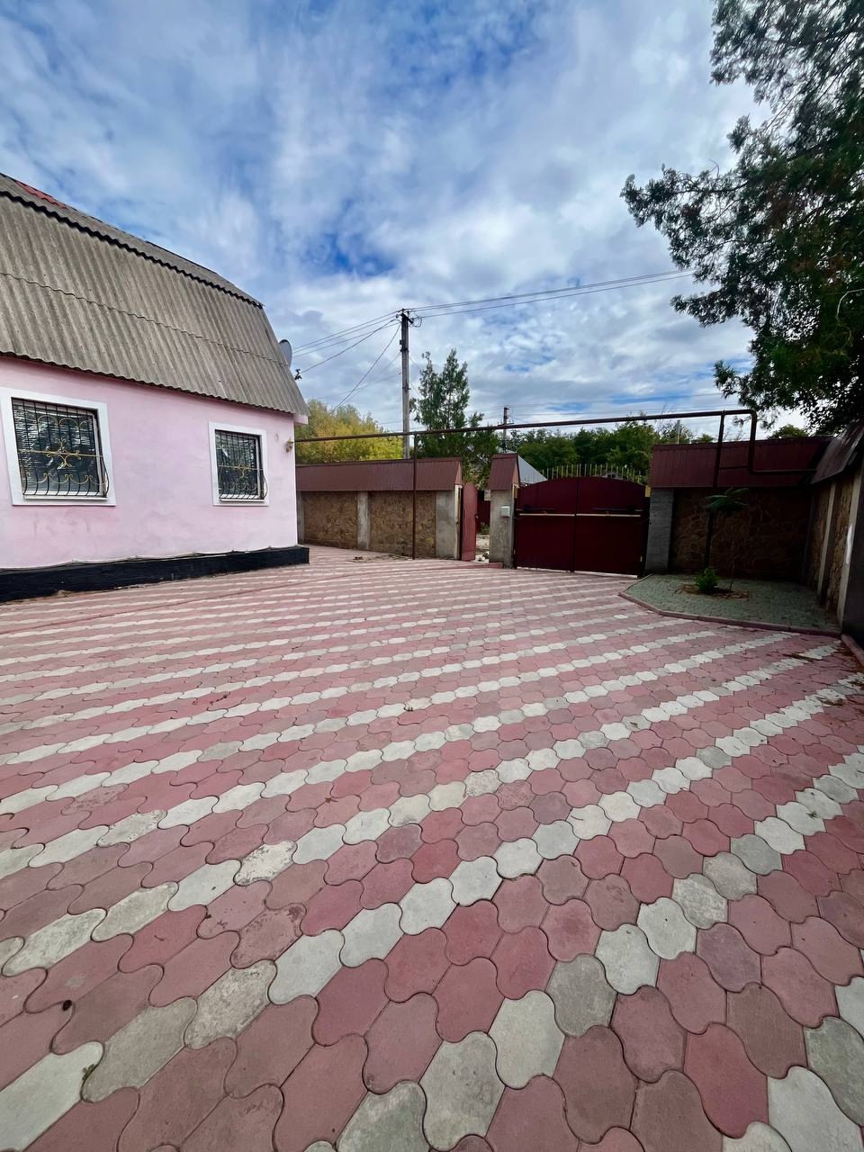 Продам дом в станице Луганской. Общая площадь 87.8м2 . Земли 11 соток. В доме 3 комнаты , со всеми удобствами с ремонтом , двух контурный котёл , конд...